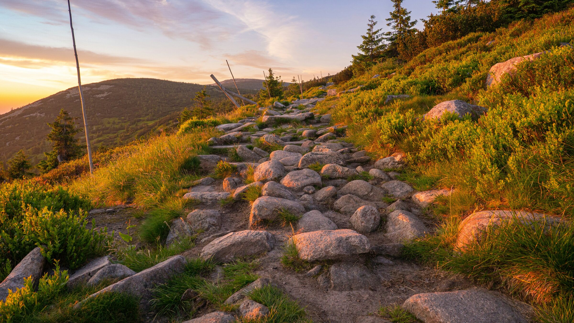 Steinweg auf dem Kamm des Riesengebirges im Abendlicht