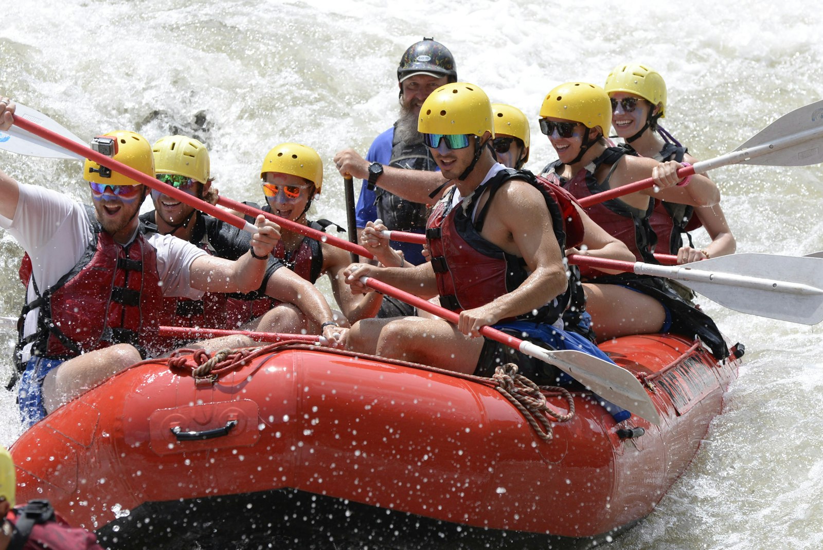 Gruppe mit Guide im Raft auf dem Fluss