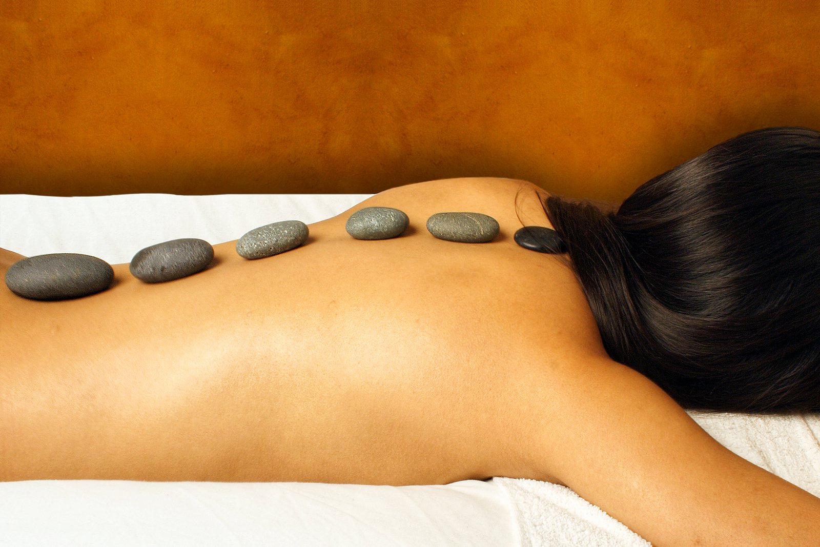 Rückenmassage mit warmen Massagesteinen