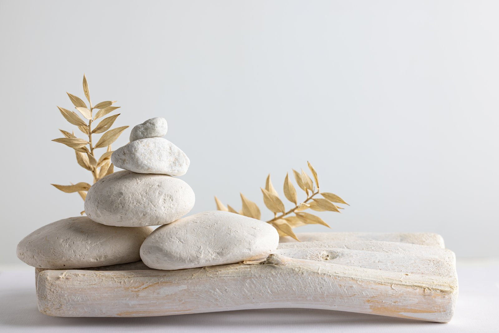 Wellnesssteine und gefaltete Handtücher